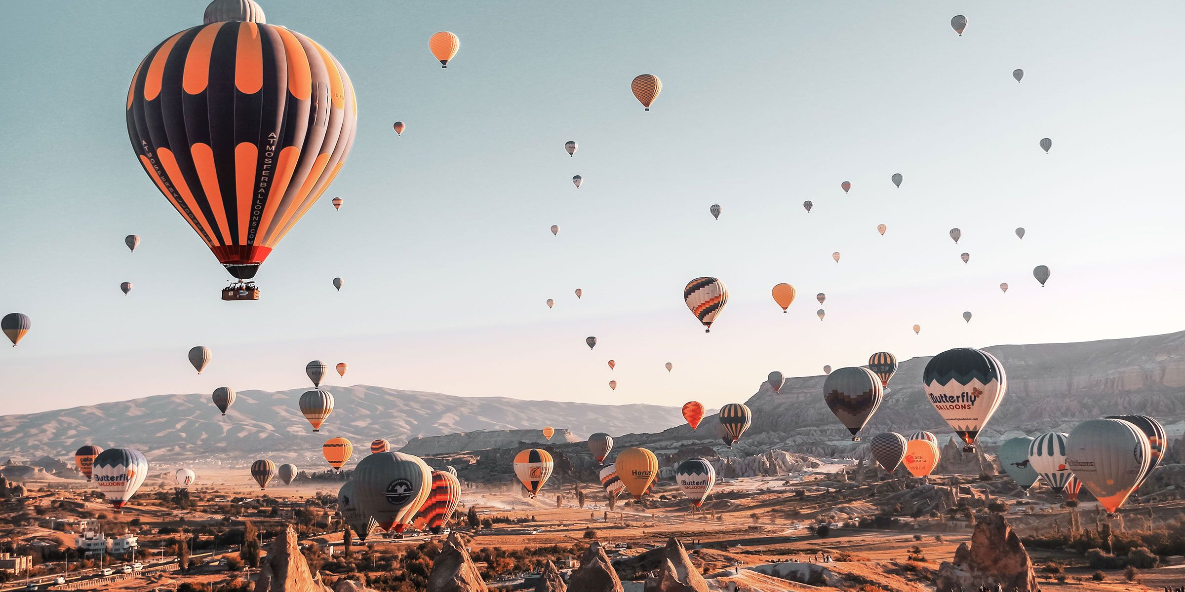 Kapadokya balon turu - gün doğumunda peri bacaları üzerinde balonlar